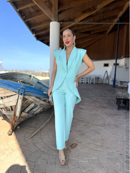 Conjunto de fiesta formado por chaqueta y pantalón.