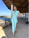 Conjunto de fiesta formado por chaqueta y pantalón.