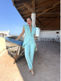 Conjunto de fiesta formado por chaqueta y pantalón.