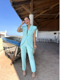 Conjunto de fiesta formado por chaqueta y pantalón.