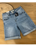 Pantalón vaquero tipo bermuda. Pantalón vaquero tipo bermuda.
