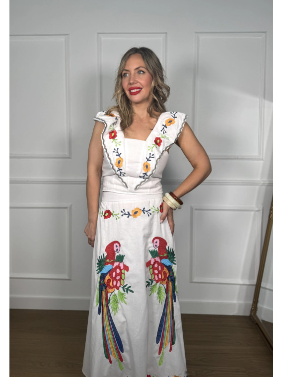 Conjunto bordado compuesto por top y falda ideal para verano.