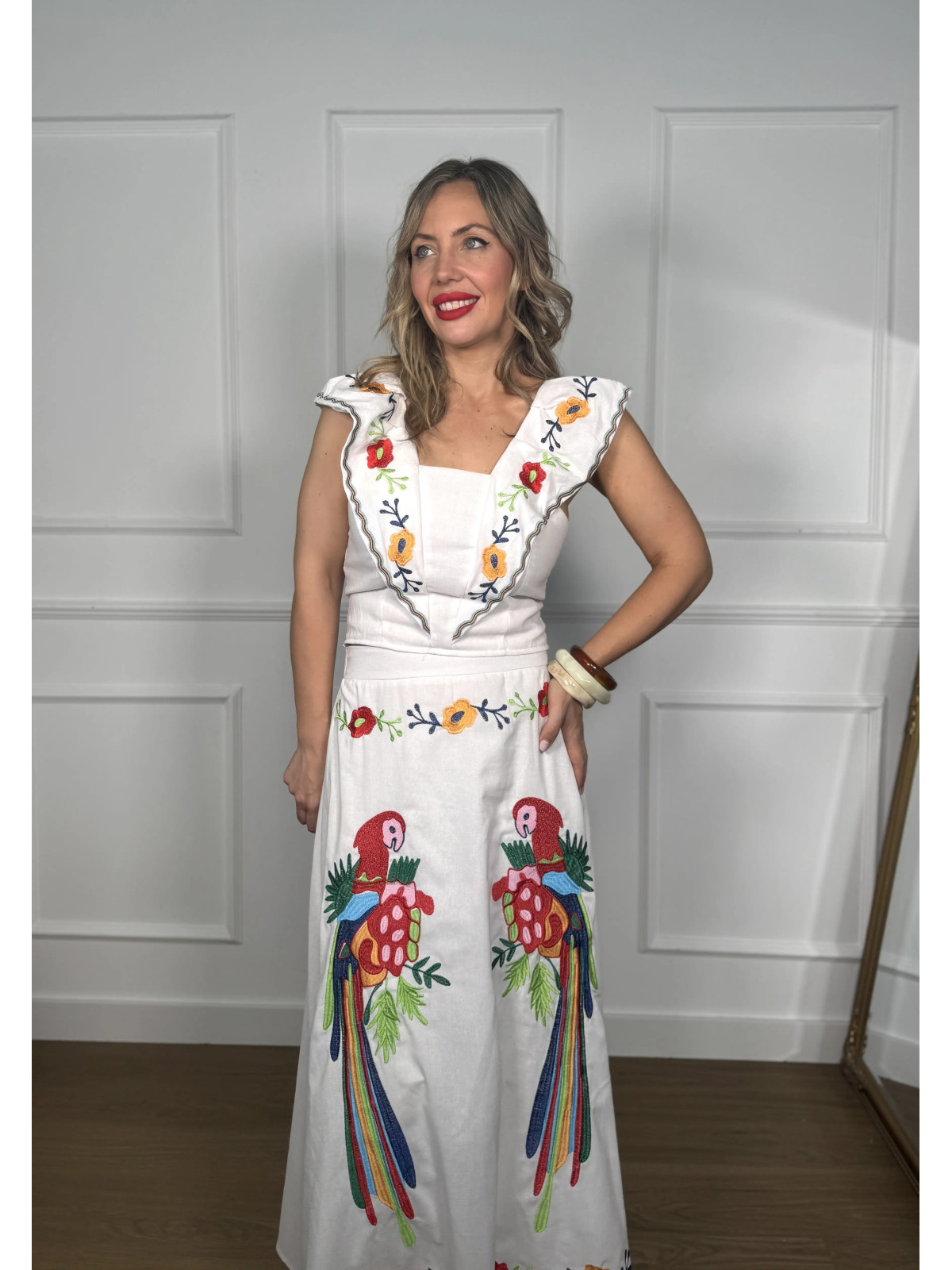 Conjunto bordado compuesto por top y falda ideal para verano.
