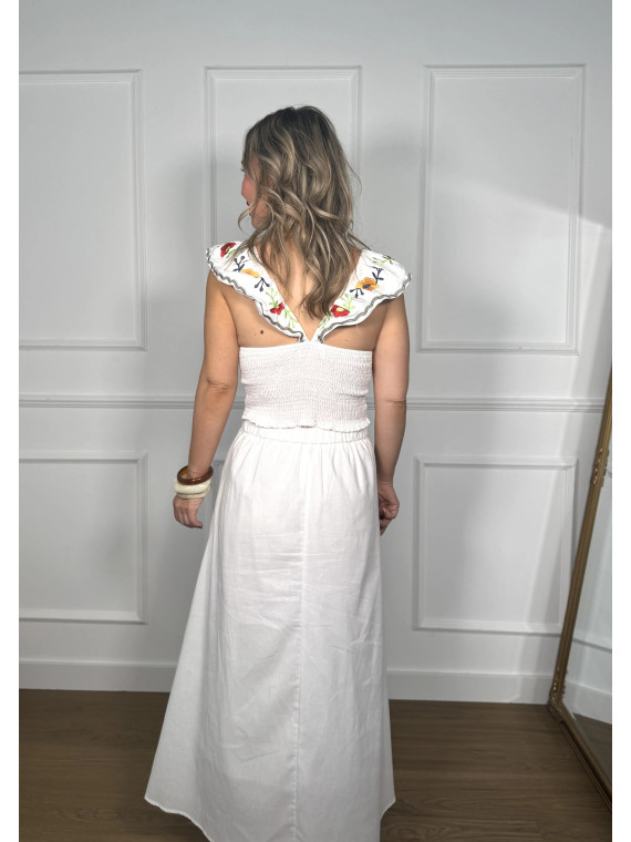 Conjunto bordado compuesto por top y falda ideal para verano.