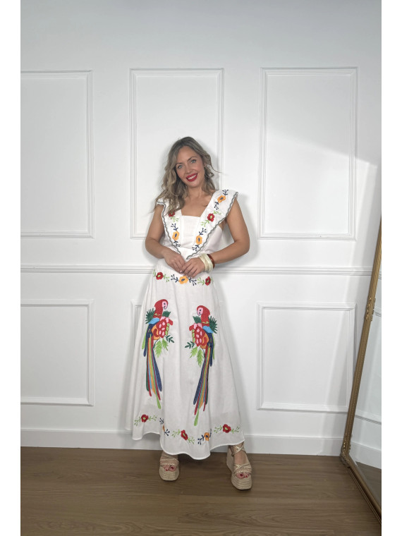 Conjunto bordado compuesto por top y falda ideal para verano.