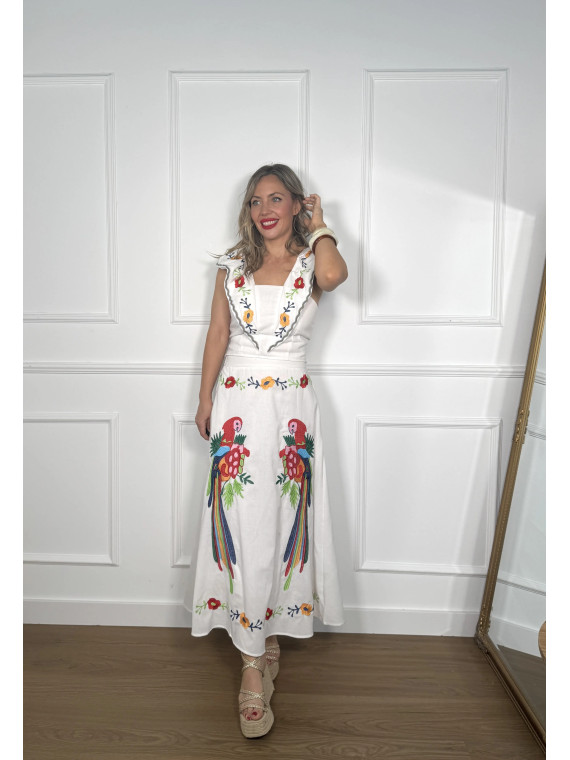 Conjunto bordado compuesto por top y falda ideal para verano.