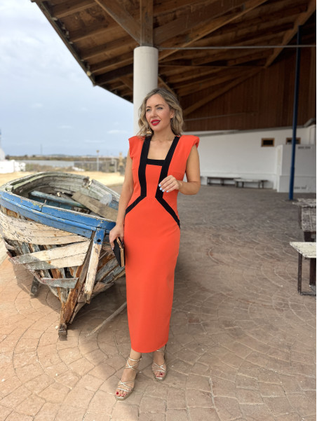 Vestido midi en color naranja con líneas negras.