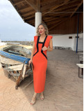 Vestido midi en color naranja con líneas negras. Vestido midi en color naranja con líneas negras.