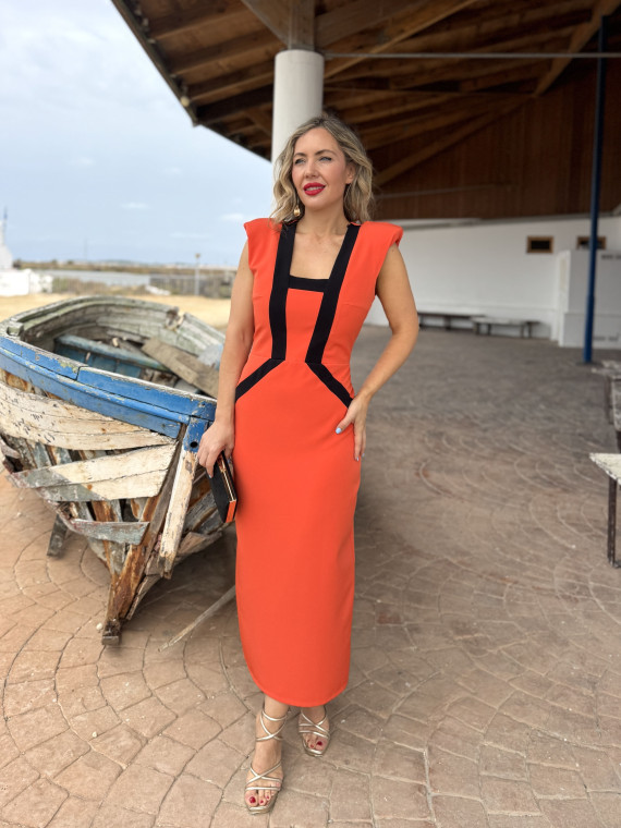 Vestido midi en color naranja con líneas negras. Vestido midi en color naranja con líneas negras.