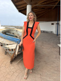 Vestido midi en color naranja con líneas negras. Vestido midi en color naranja con líneas negras.