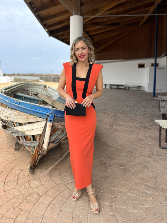 Vestido midi en color naranja con líneas negras. Vestido midi en color naranja con líneas negras.