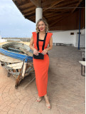 Vestido midi en color naranja con líneas negras. Vestido midi en color naranja con líneas negras.