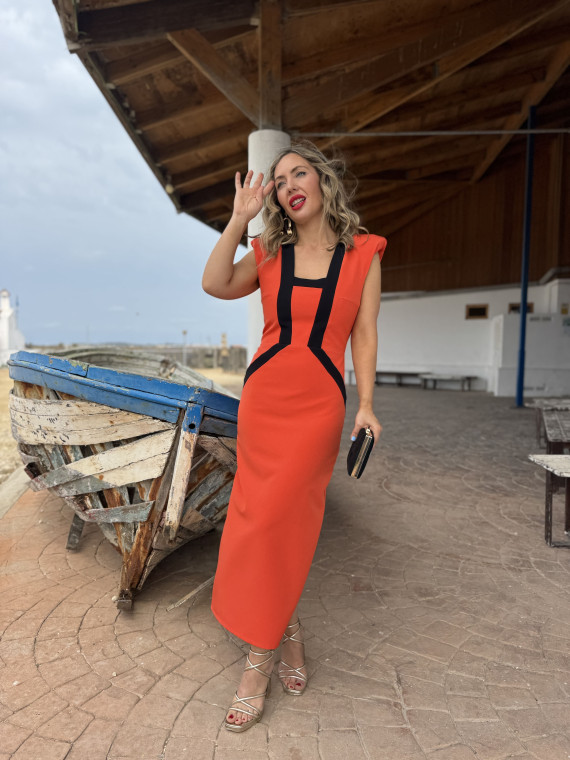 Vestido midi en color naranja con líneas negras. Vestido midi en color naranja con líneas negras.