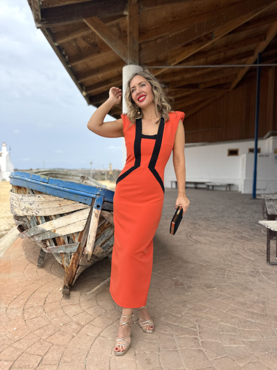 Vestido midi en color naranja con líneas negras. Vestido midi en color naranja con líneas negras.