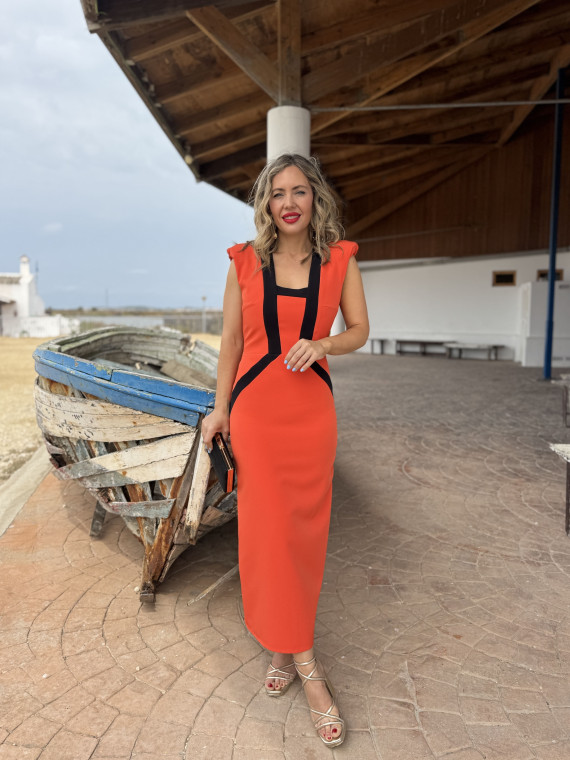 Vestido midi en color naranja con líneas negras. Vestido midi en color naranja con líneas negras.