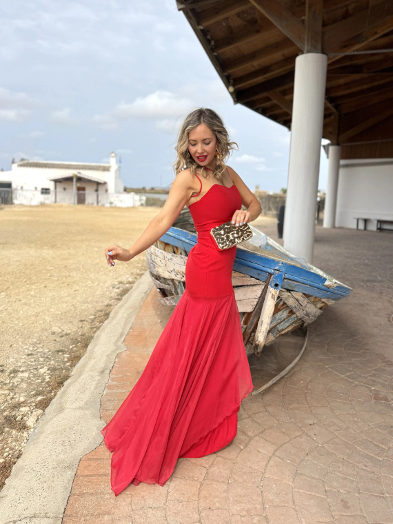 Vestido de fiesta largo con vuelo en la falda. Vestido de fiesta largo con vuelo en la falda.