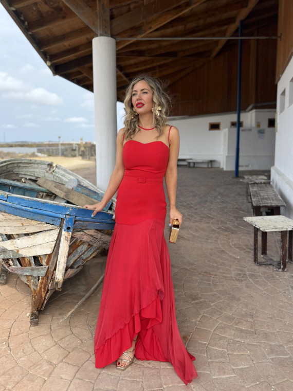 Vestido de fiesta largo con vuelo en la falda. Vestido de fiesta largo con vuelo en la falda.