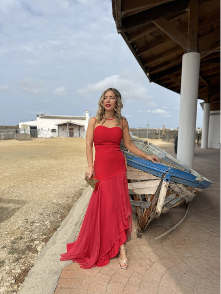 Vestido de fiesta largo  con vuelo en la falda.