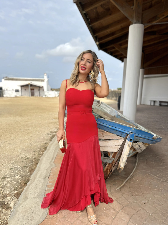 Vestido de fiesta largo con vuelo en la falda. Vestido de fiesta largo con vuelo en la falda.
