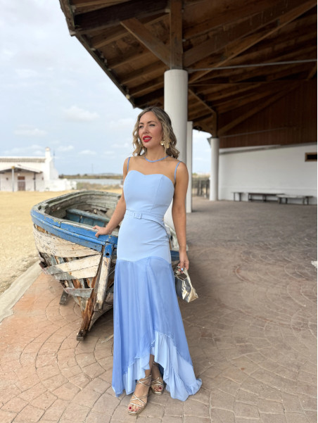Vestido de fiesta largo  con vuelo en la falda.