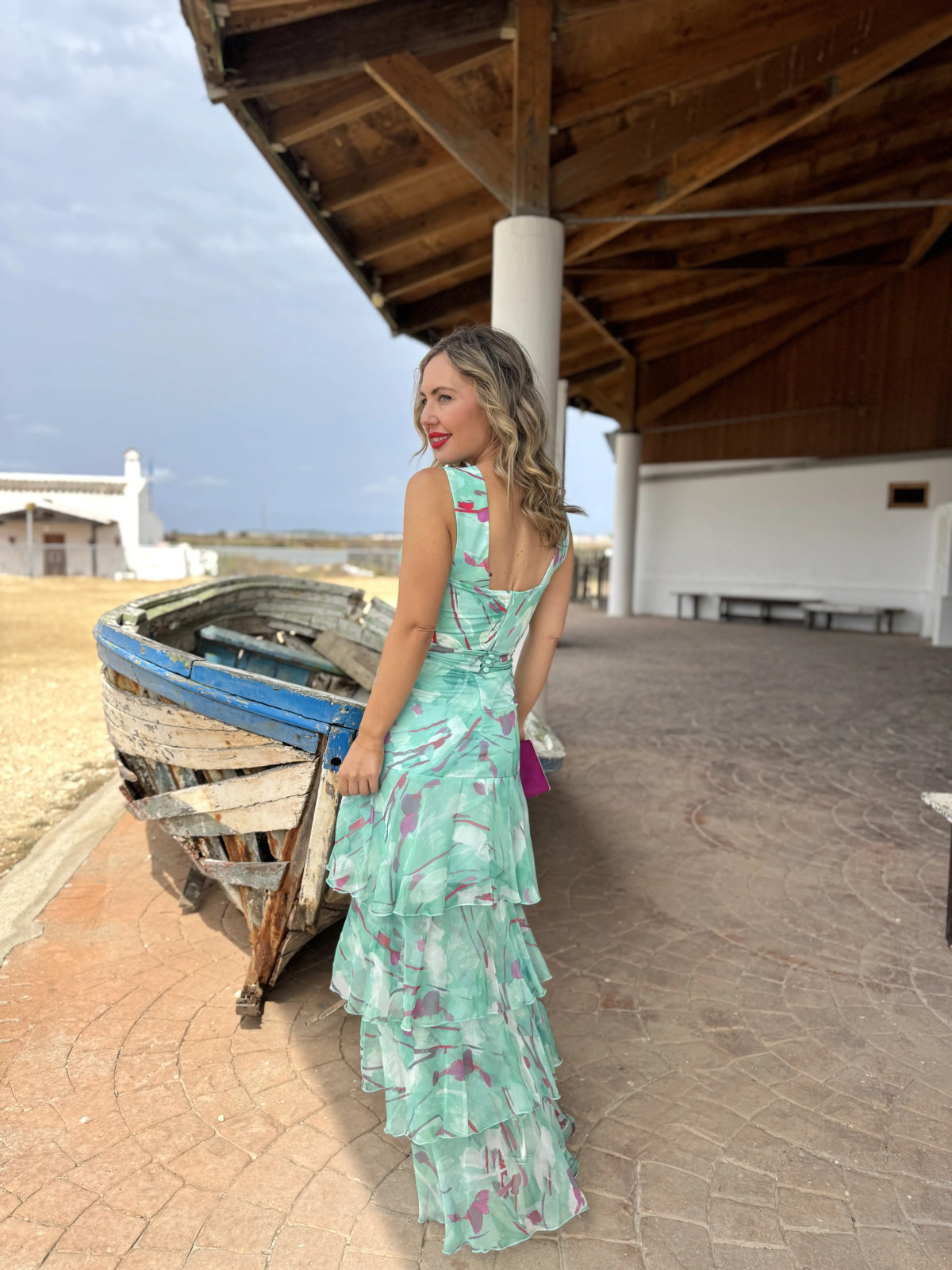 Vestido de gasa largo con estampado de colores .
