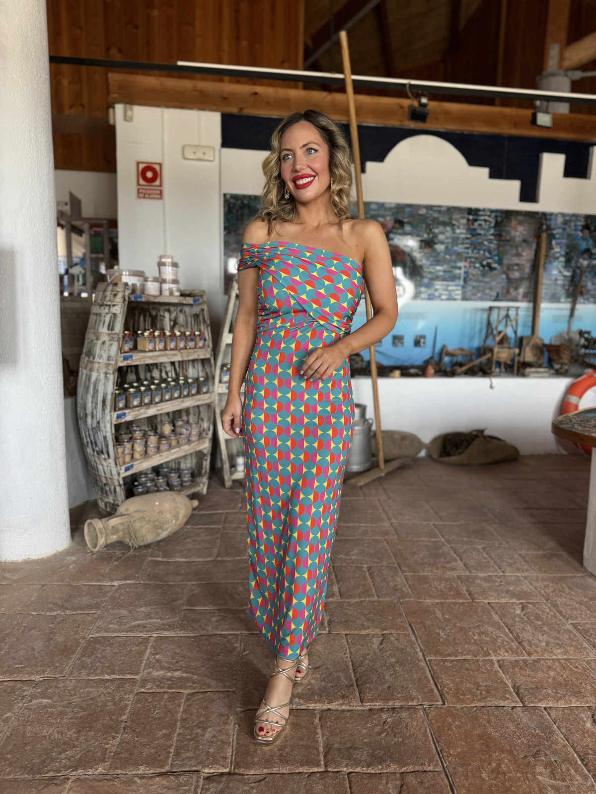 Vestido midi lowcost con estampado de colores.