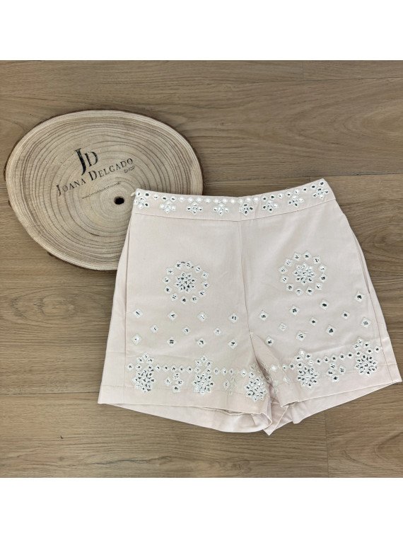 Pantalón corto tipo short en algodón color beige, con bordados. Pantalón corto tipo short en algodón color beige, con bordados.