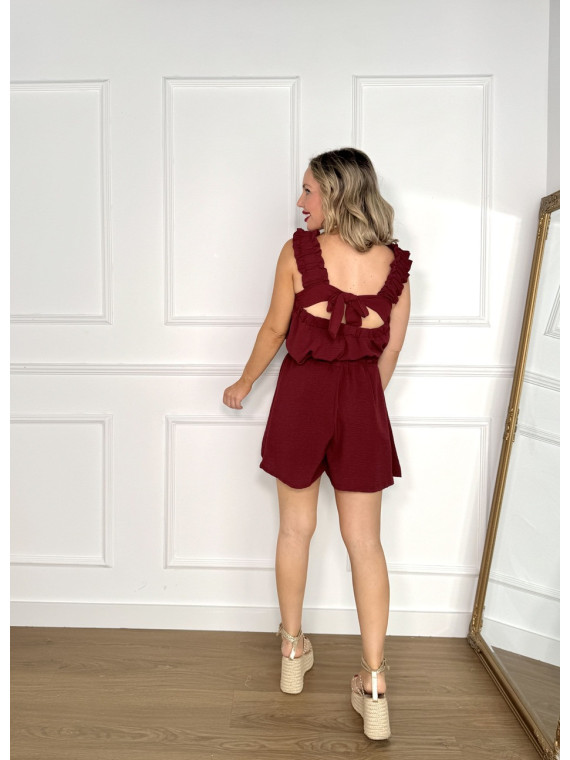 Conjunto de dos piezas formado por top y pantalón corto. Conjunto de dos piezas formado por top y pantalón corto.