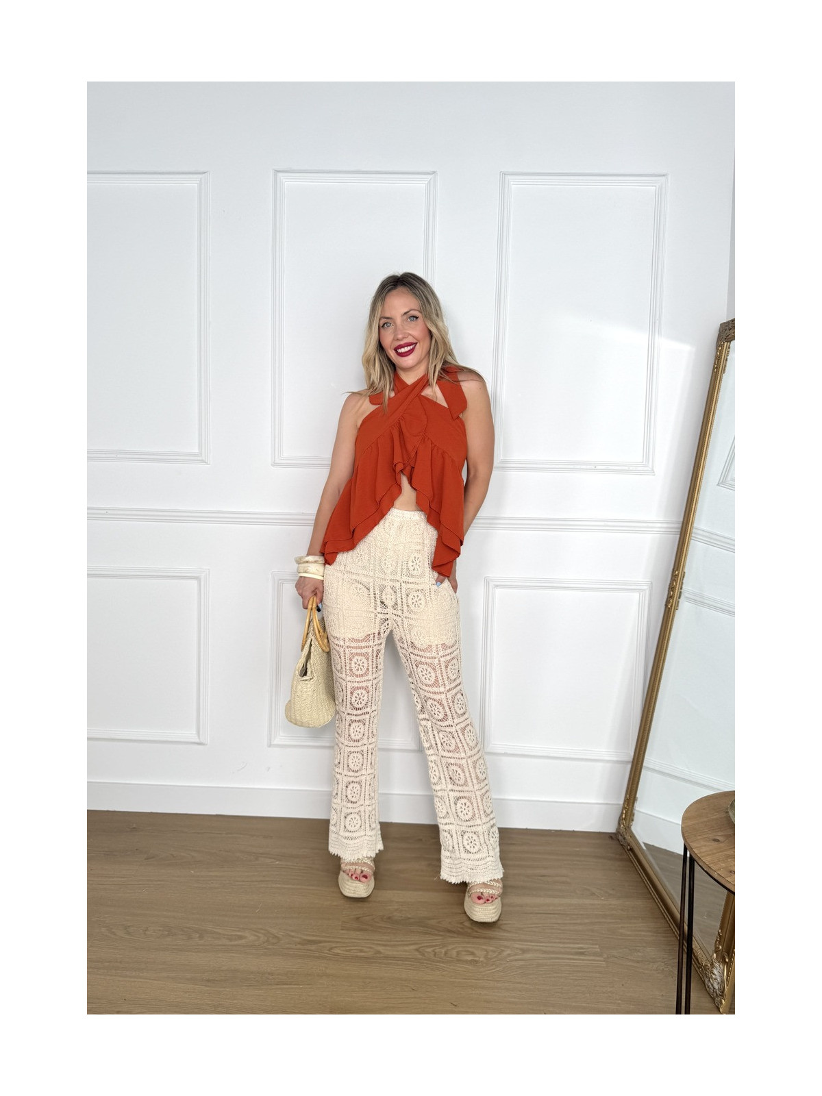 Palazzo de crochet en color beige.