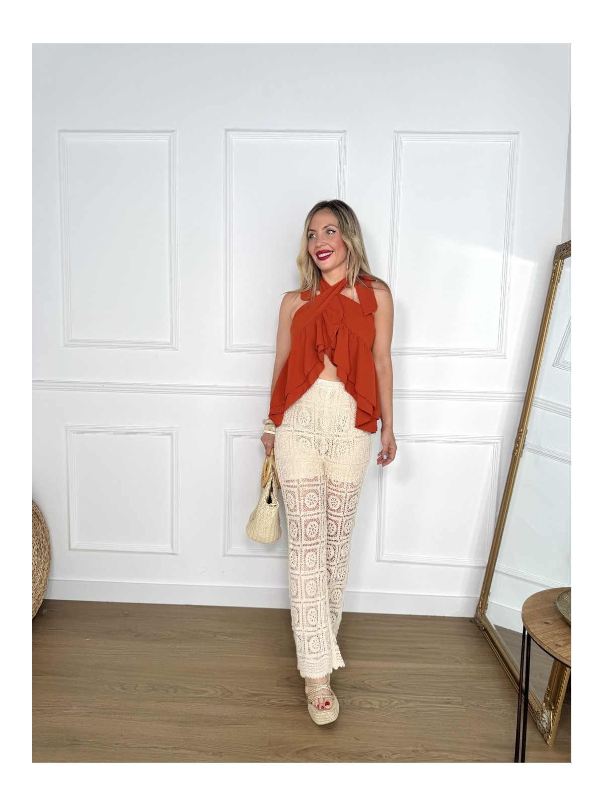 Palazzo de crochet en color beige.
