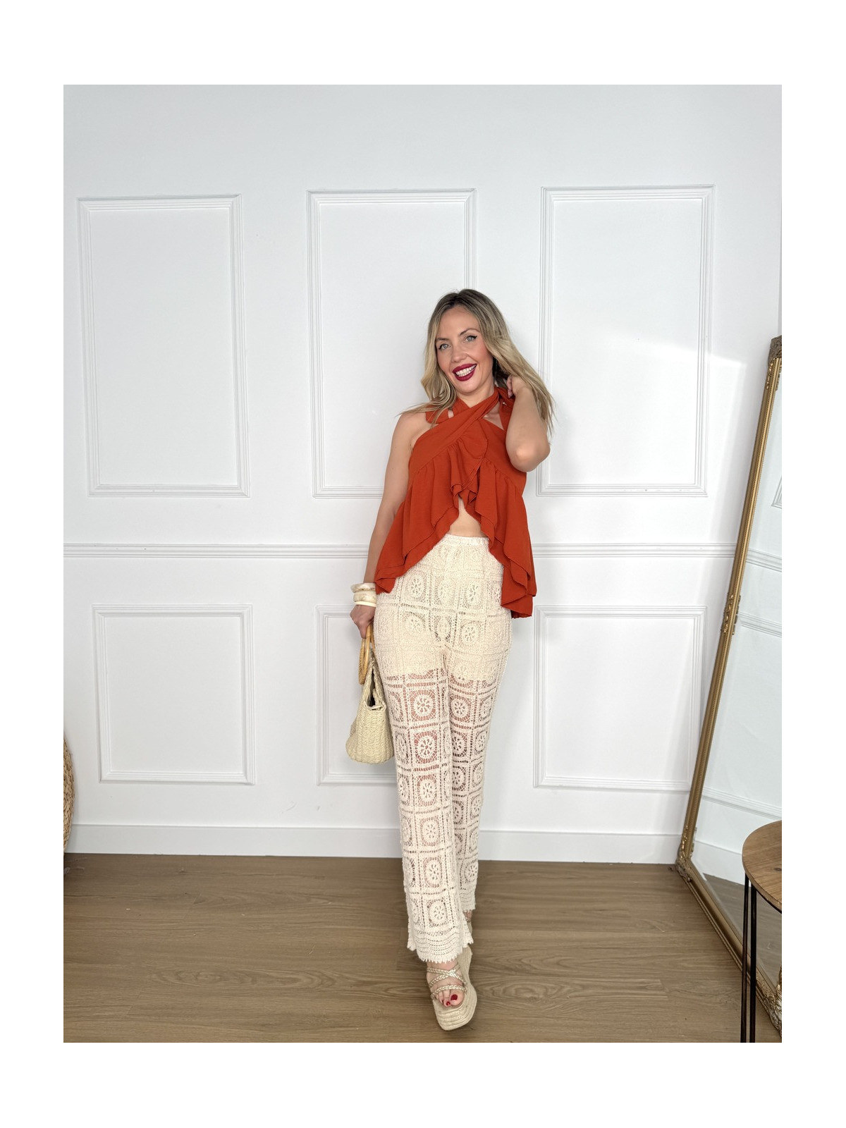 Palazzo de crochet en color beige.