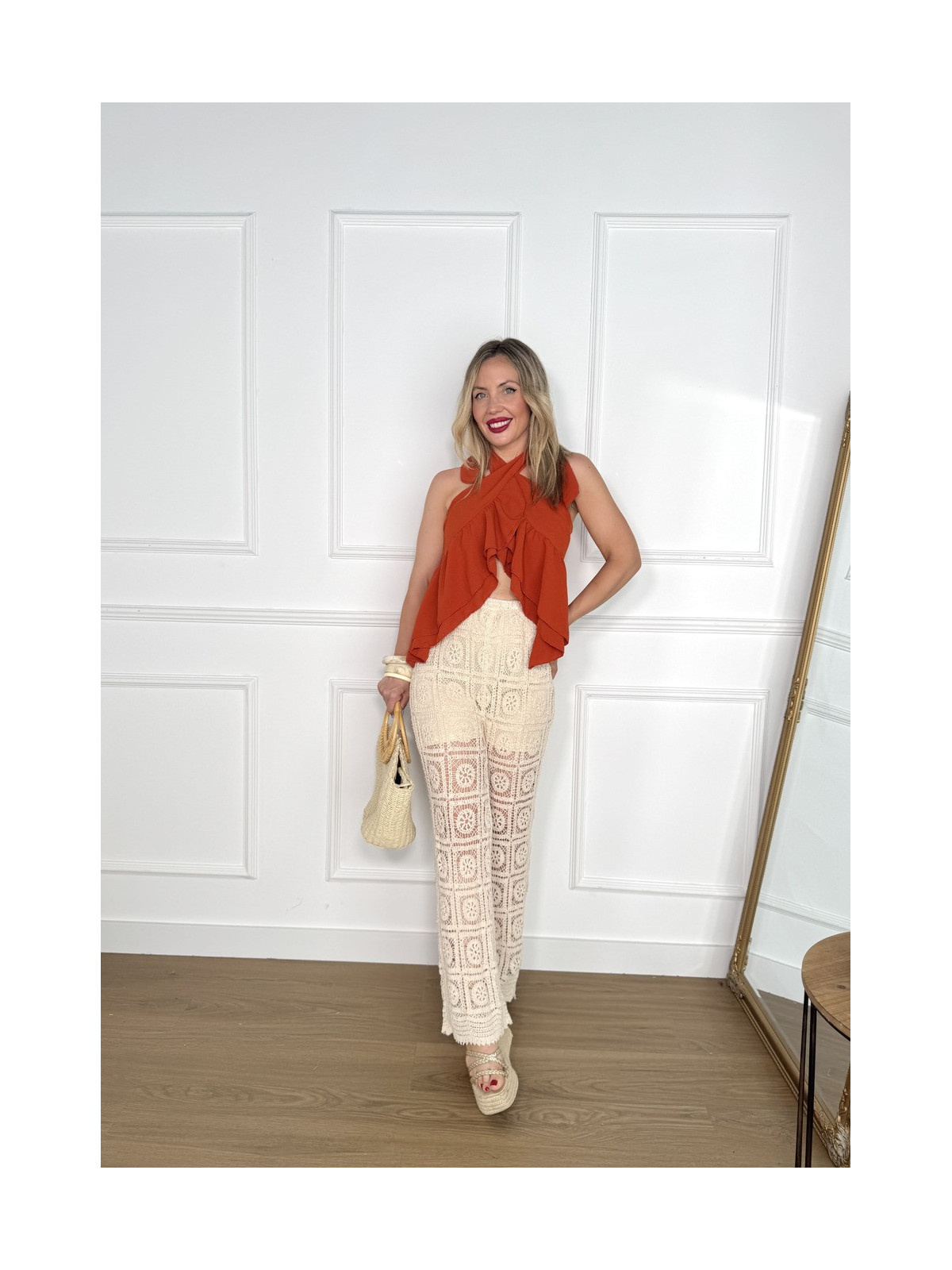Palazzo de crochet en color beige.