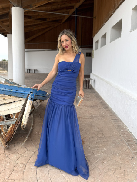 Vestido largo de fiesta en microtul de efecto fruncido.