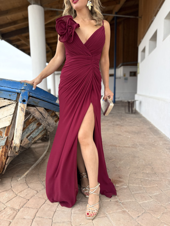 Vestido de fiesta largo en color burdeos. Vestido de fiesta largo en color burdeos.