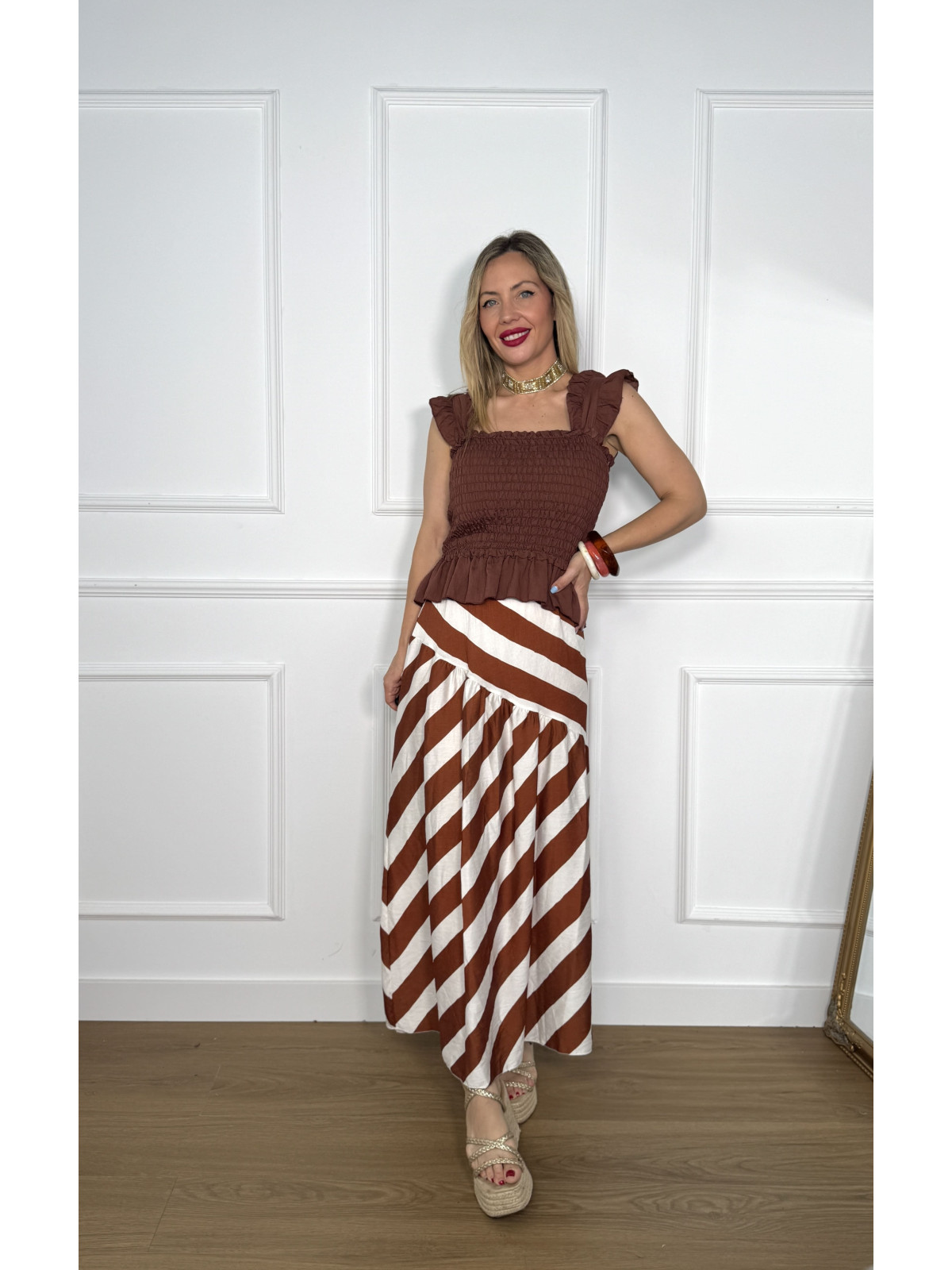 Falda midi de vuelo con estampado de rayas beige y marrón.