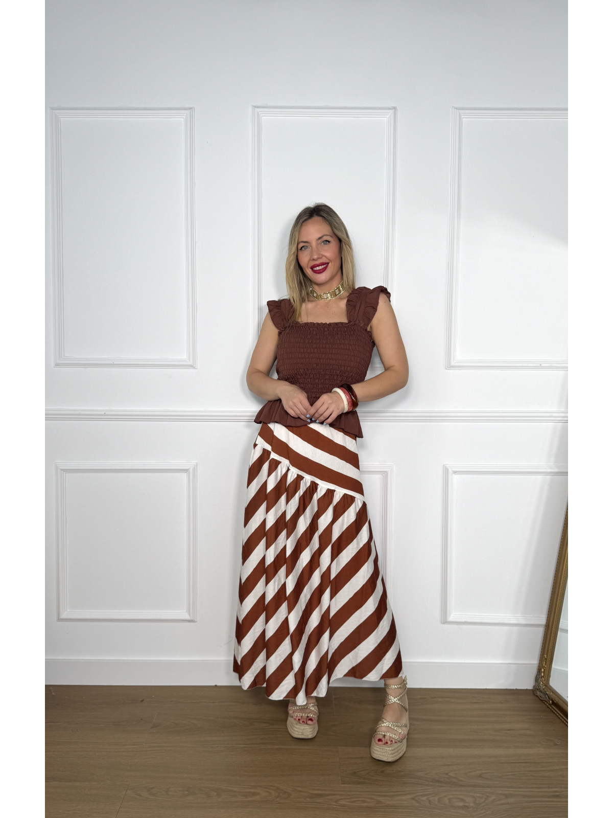 Falda midi de vuelo con estampado de rayas beige y marrón.