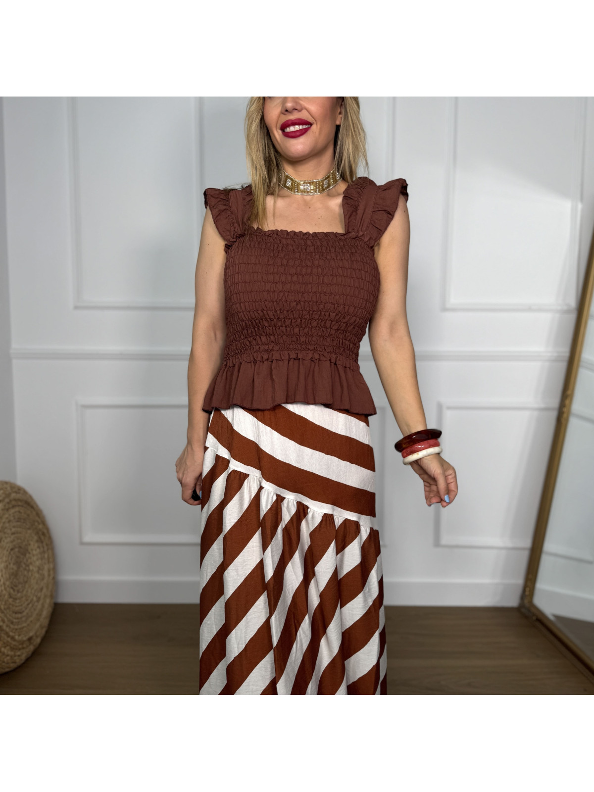 Falda midi de vuelo con estampado de rayas beige y marrón.