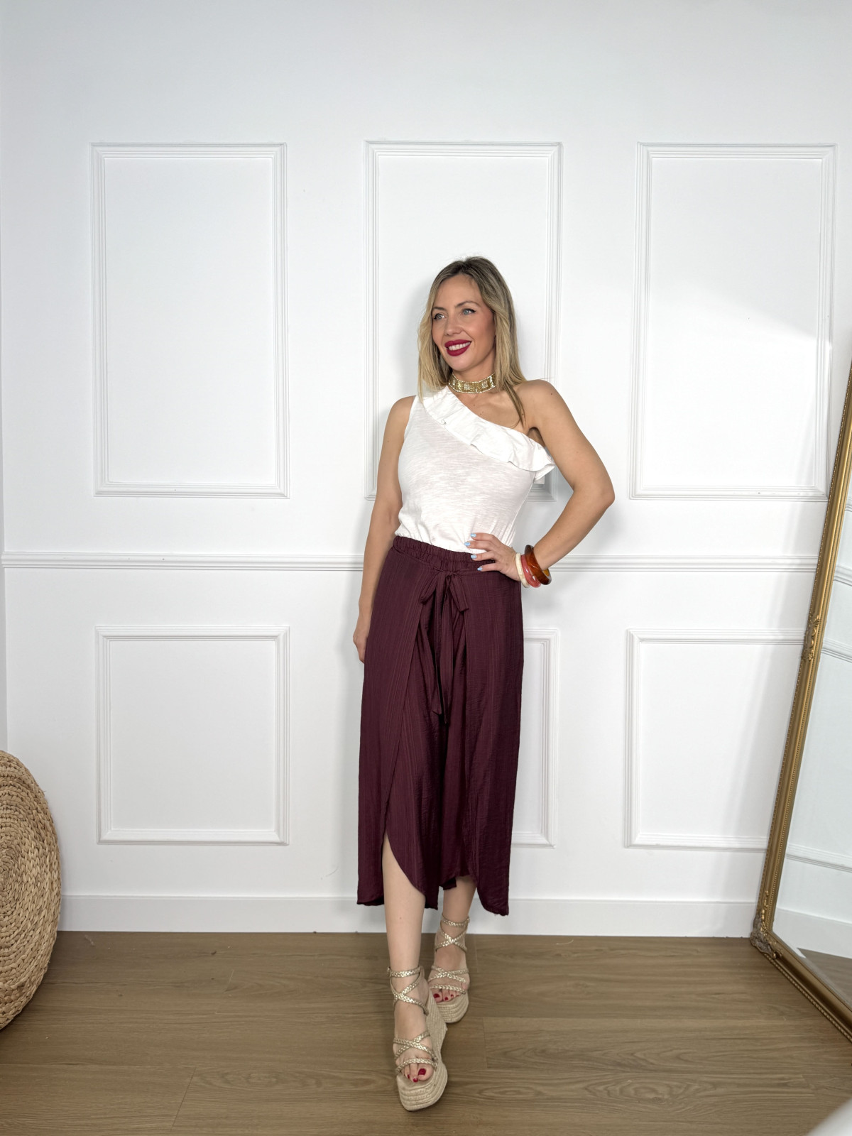 Top asimétrico blanco, ideal para completar tus looks.
