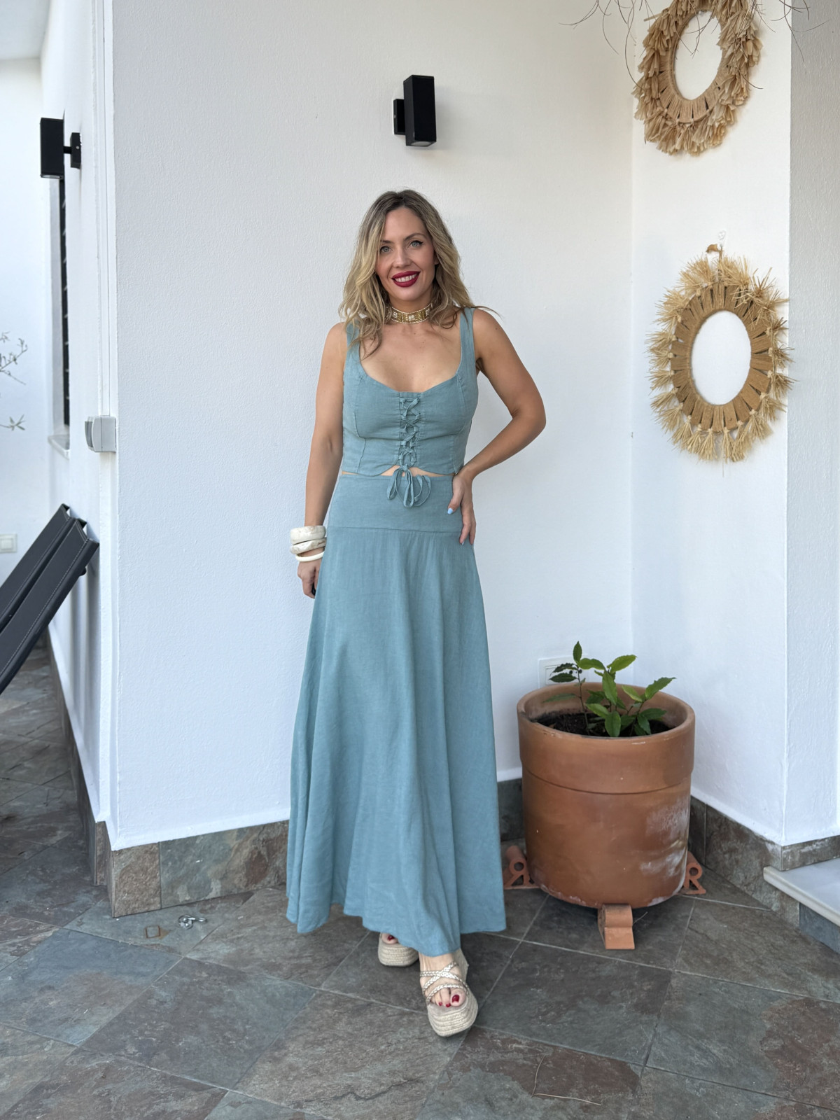Conjunto de lino de dos piezas, formado por top y falda.