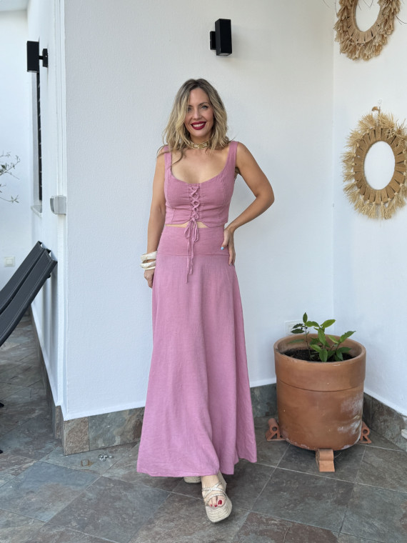 Conjunto de lino de dos piezas, formado por top y falda. Conjunto de lino de dos piezas, formado por top y falda.