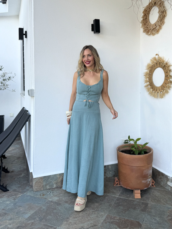 Conjunto de lino de dos piezas, formado por top y falda. Conjunto de lino de dos piezas, formado por top y falda.