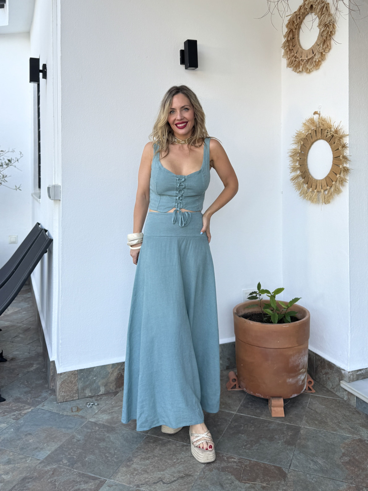 Conjunto de lino de dos piezas, formado por top y falda.