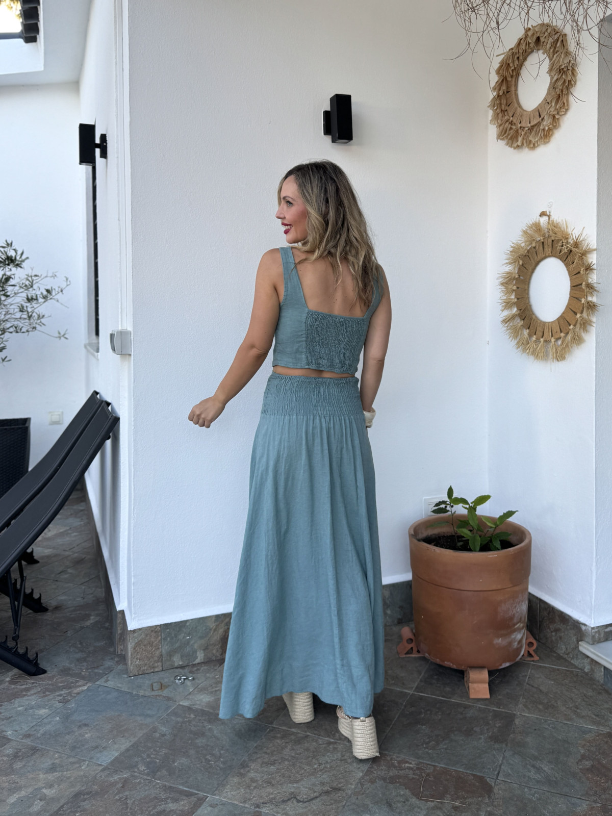 Conjunto de lino de dos piezas, formado por top y falda.