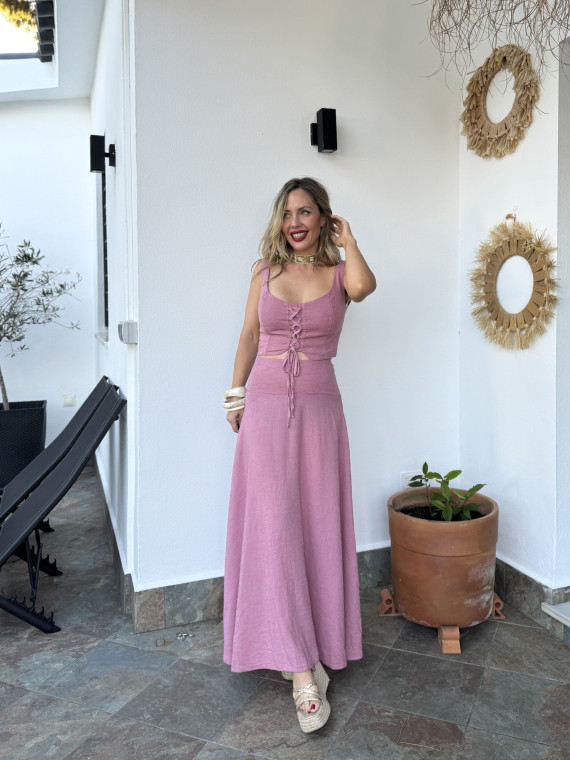 Conjunto de lino de dos piezas, formado por top y falda. Conjunto de lino de dos piezas, formado por top y falda.