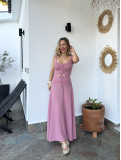 Conjunto de lino de dos piezas, formado por top y falda. Conjunto de lino de dos piezas, formado por top y falda.