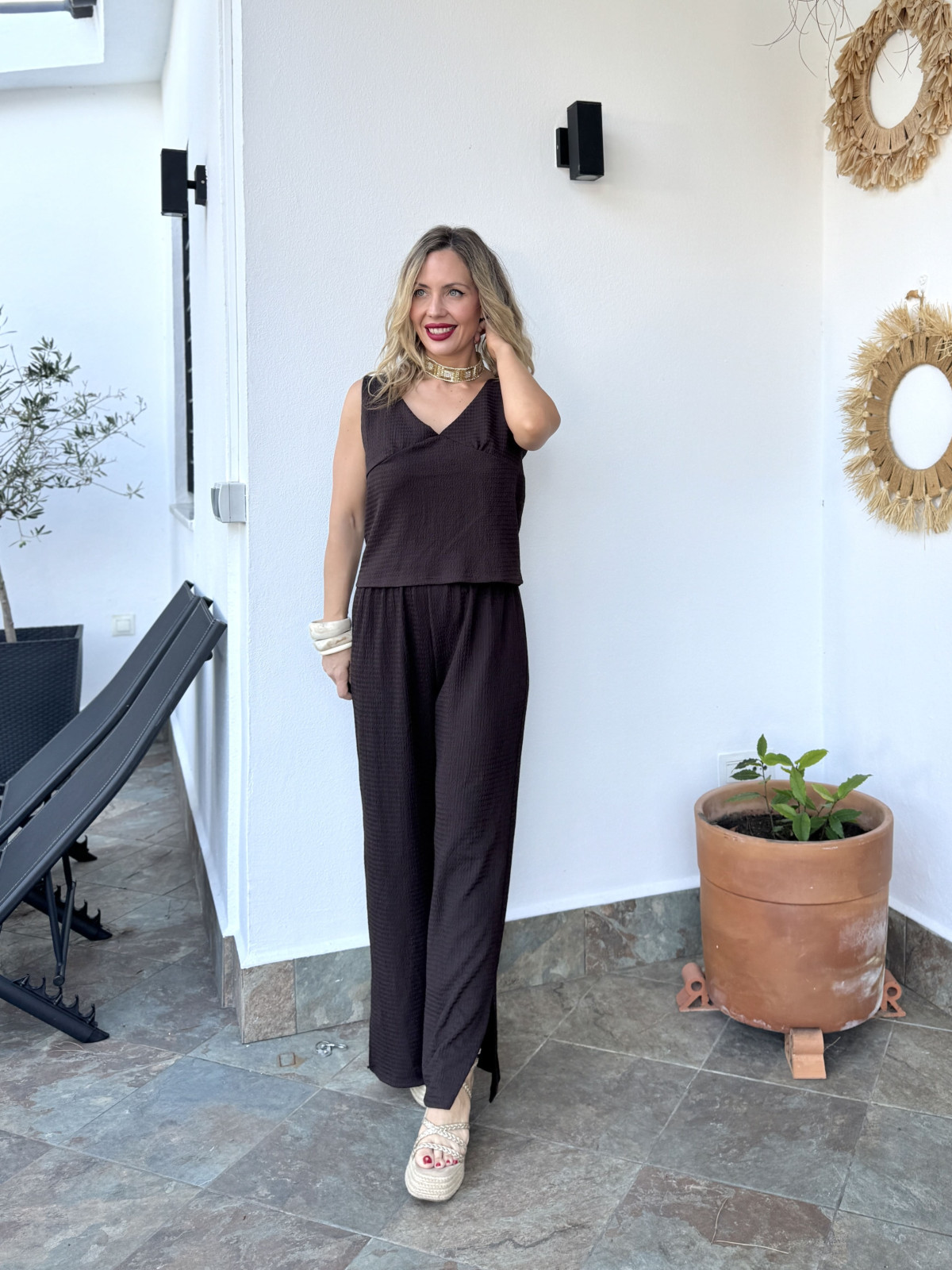 Conjunto de dos piezas formado por top y pantalón.