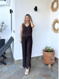 Conjunto de dos piezas formado por top y pantalón. Conjunto de dos piezas formado por top y pantalón.