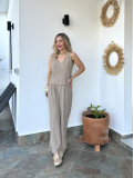 Conjunto de dos piezas formado por top y pantalón.