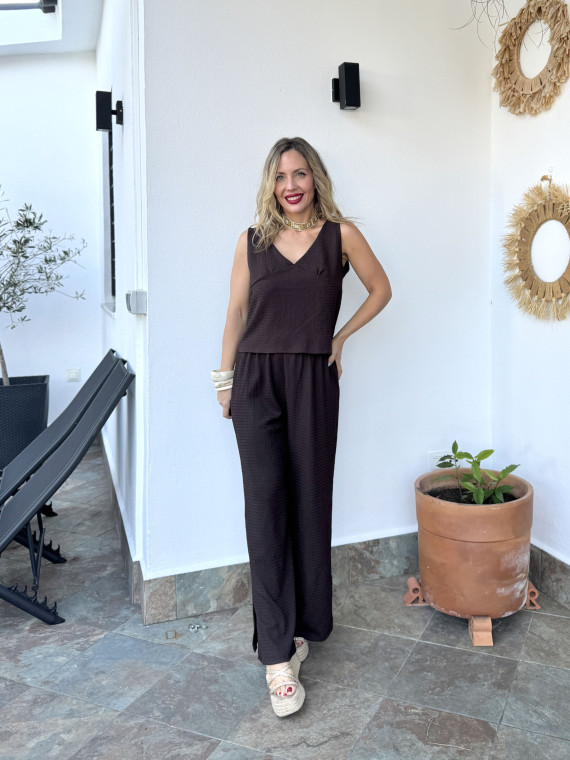 Conjunto de dos piezas formado por top y pantalón. Conjunto de dos piezas formado por top y pantalón.
