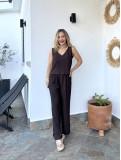 Conjunto de dos piezas formado por top y pantalón. Conjunto de dos piezas formado por top y pantalón.